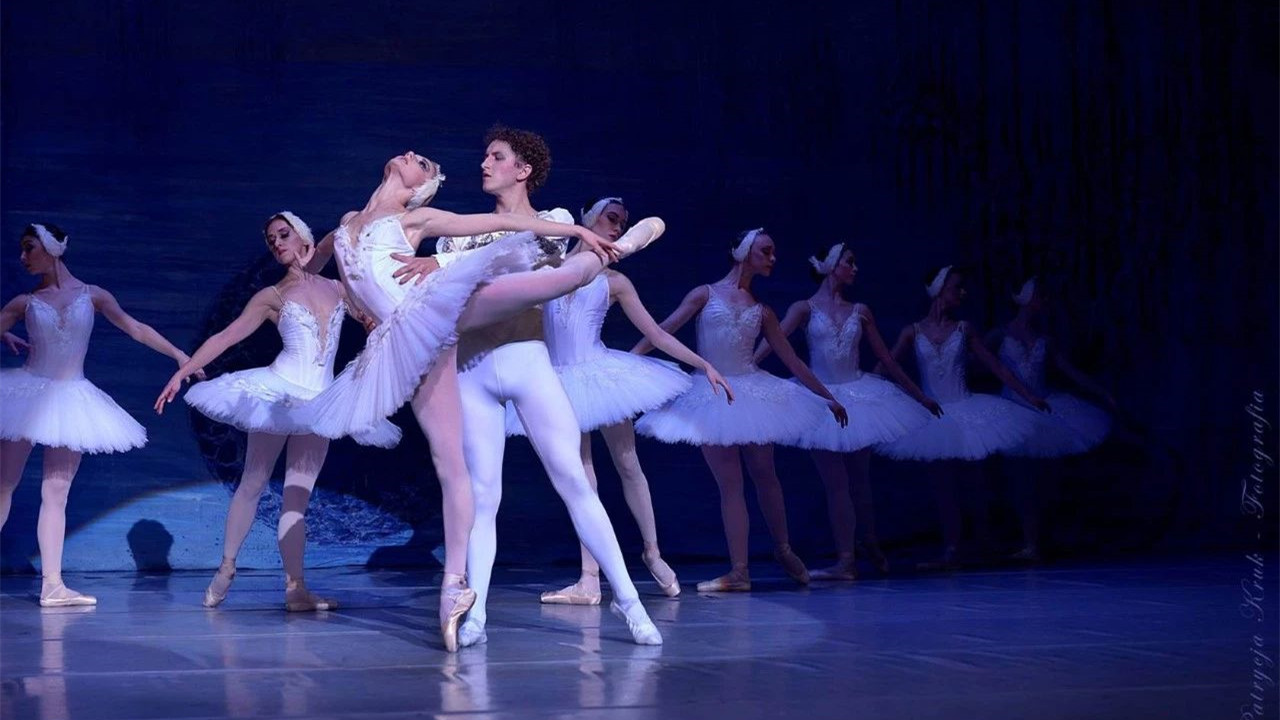 无与伦比的浪漫和优雅，芭蕾经典《天鹅湖》新年起舞