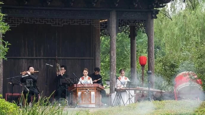 置身浦东书院，临湖而坐，赏一场有蝉鸣和鸟叫陪伴的情境音乐会